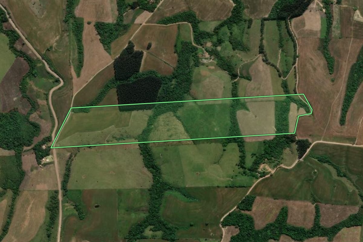 Imagem de satélite do imóvel rural em Prudentópolis (PR), com o contorno declarado no CAR desenhado por cima.