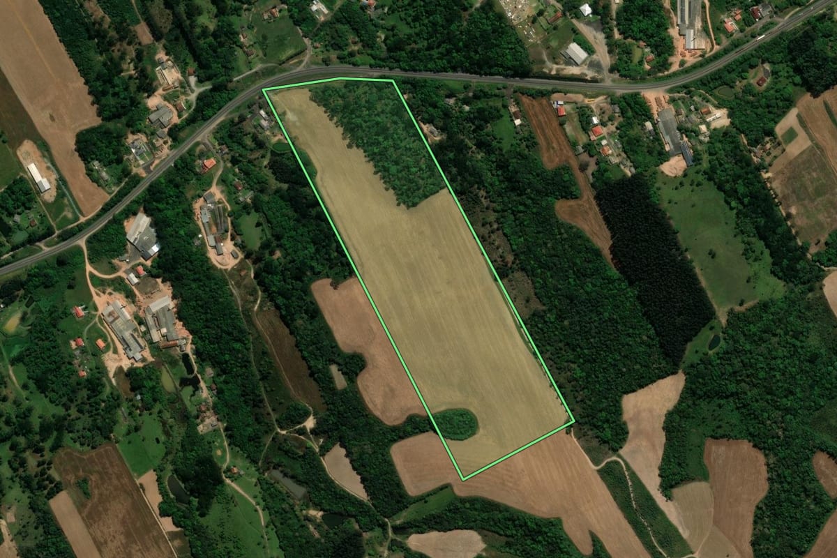 Imagem de satélite do imóvel rural em Prudentópolis (PR), com o contorno declarado no CAR desenhado por cima.