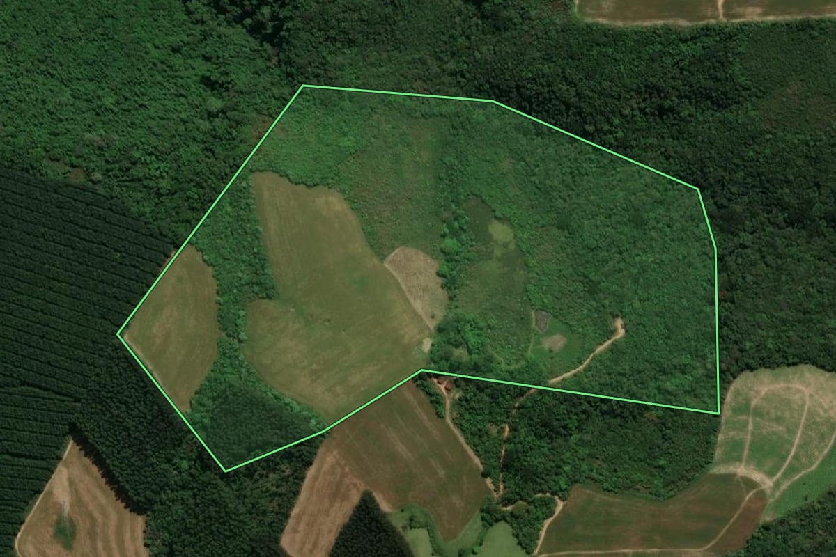 Imagem de satélite do imóvel rural em Prudentópolis (PR), com o contorno declarado no CAR desenhado por cima.