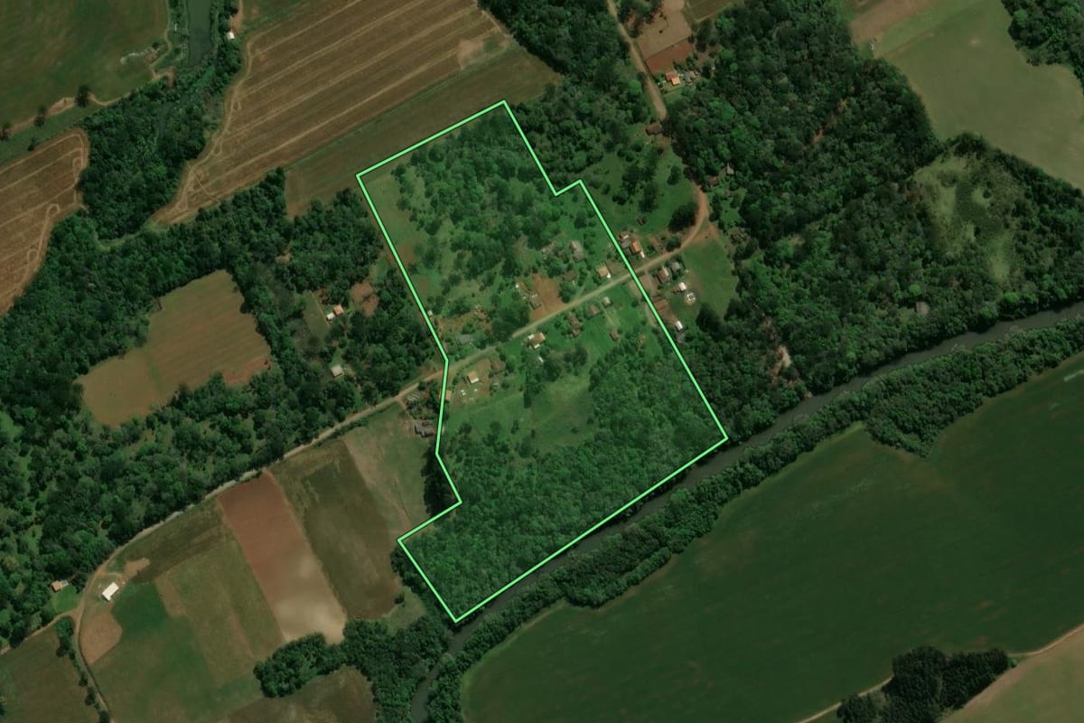 Imagem de satélite do imóvel rural em Prudentópolis (PR), com o contorno declarado no CAR desenhado por cima.