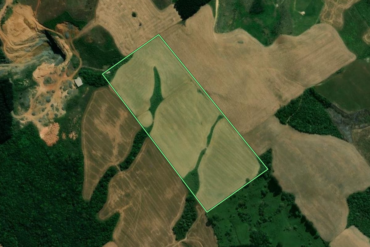 Imagem de satélite do imóvel rural em Prudentópolis (PR), com o contorno declarado no CAR desenhado por cima.