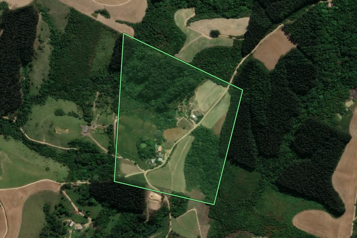 Imagem de satélite do imóvel rural em Prudentópolis (PR), com o contorno declarado no CAR desenhado por cima.