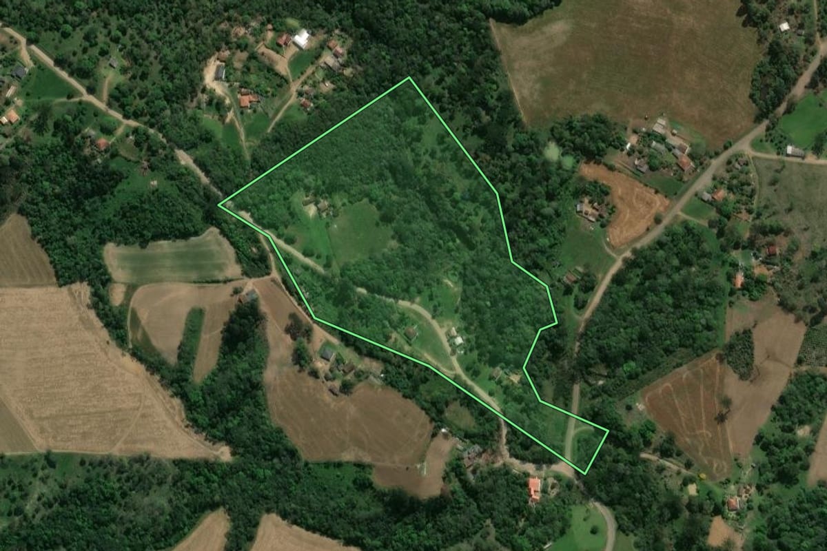 Imagem de satélite do imóvel rural em Prudentópolis (PR), com o contorno declarado no CAR desenhado por cima.