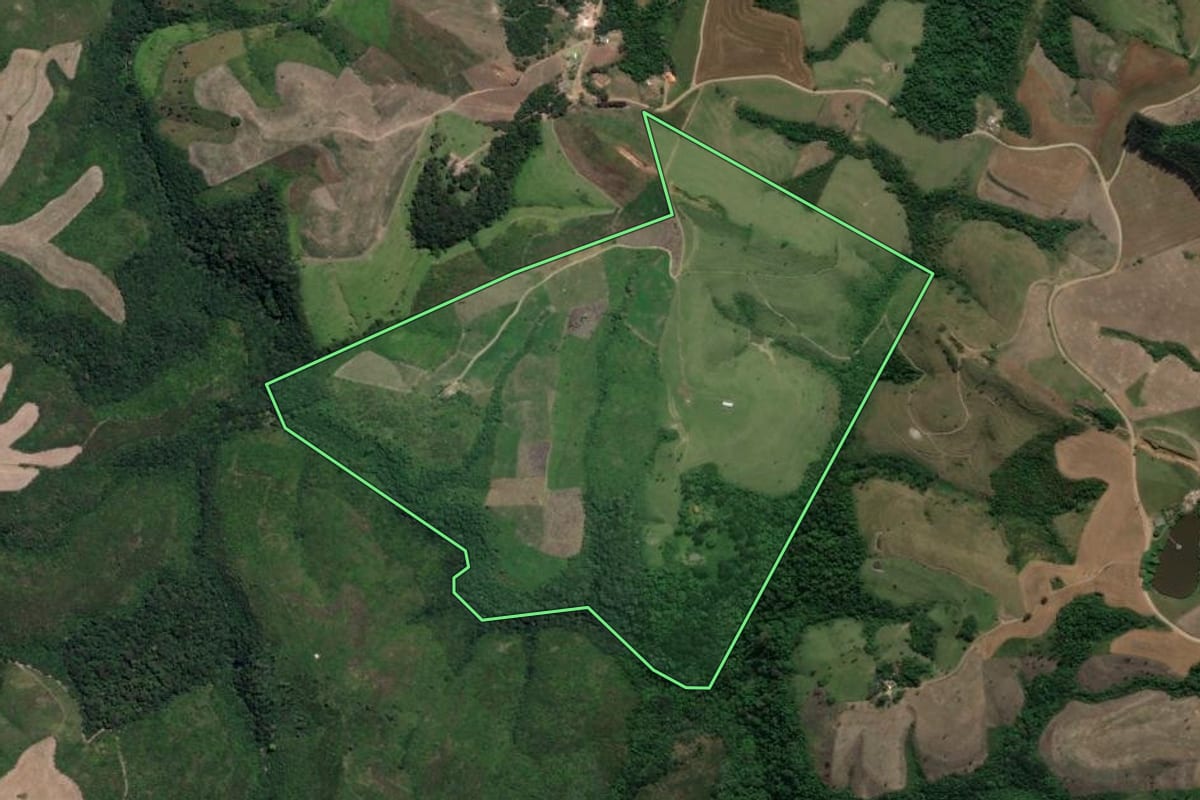 Imagem de satélite do imóvel rural em Prudentópolis (PR), com o contorno declarado no CAR desenhado por cima.