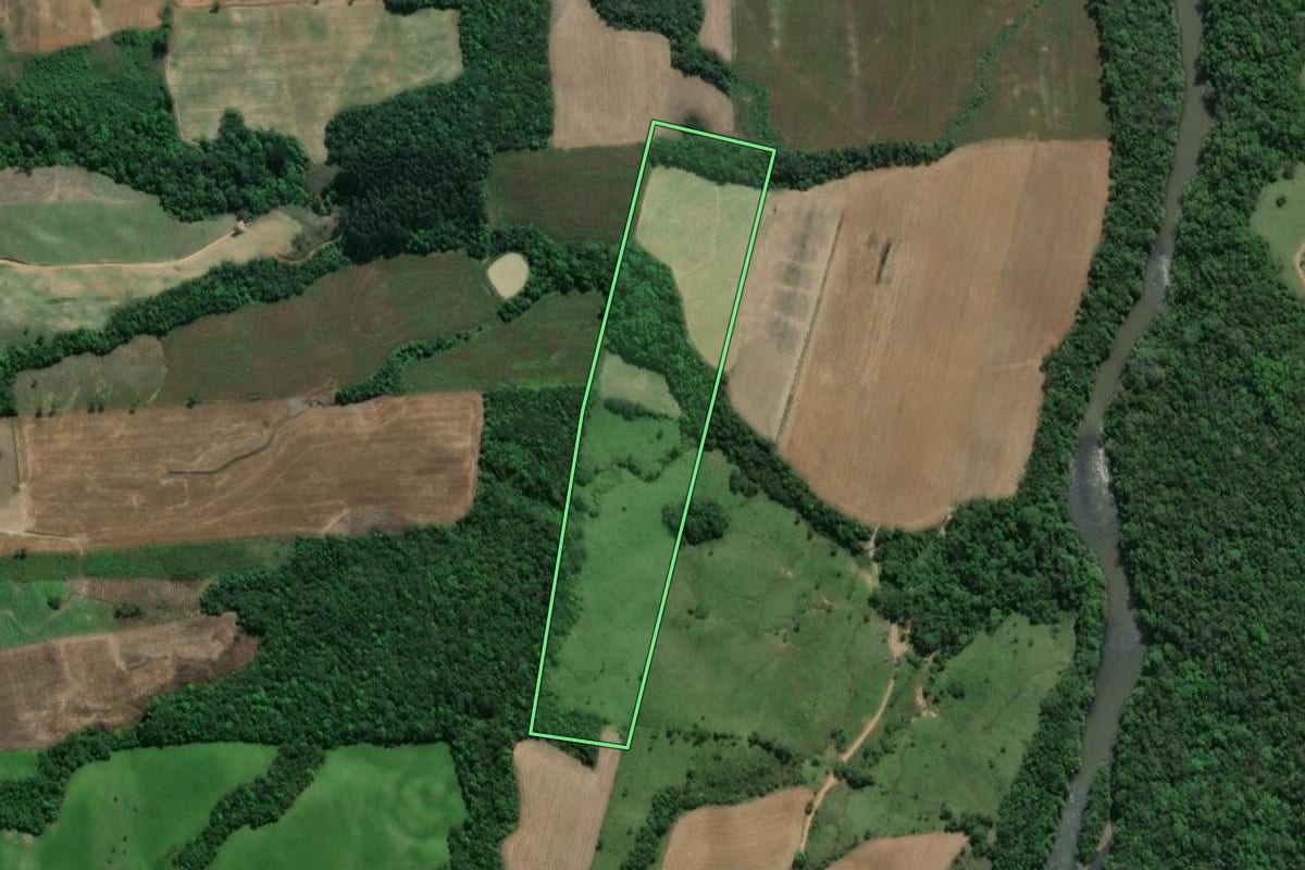 Imagem de satélite do imóvel rural em Prudentópolis (PR), com o contorno declarado no CAR desenhado por cima.