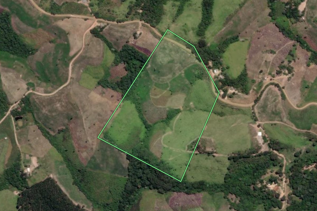 Imagem de satélite do imóvel rural em Prudentópolis (PR), com o contorno declarado no CAR desenhado por cima.