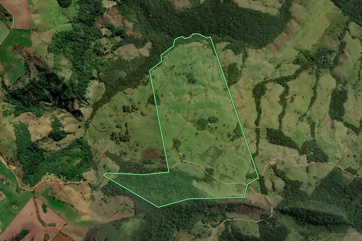 Imagem de satélite do imóvel rural em Prudentópolis (PR), com o contorno declarado no CAR desenhado por cima.