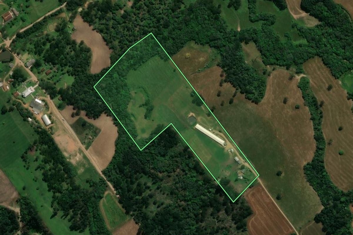 Imagem de satélite do imóvel rural em Prudentópolis (PR), com o contorno declarado no CAR desenhado por cima.