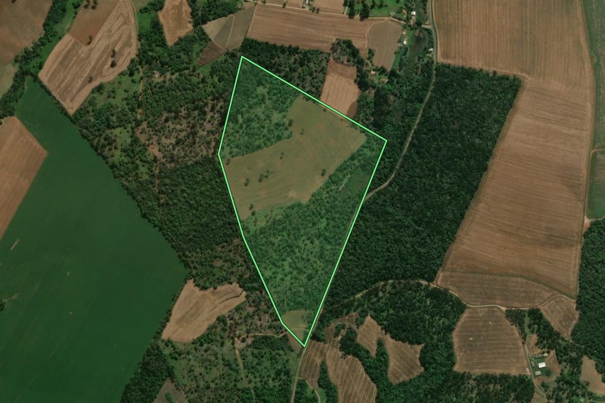 Imagem de satélite do imóvel rural em Prudentópolis (PR), com o contorno declarado no CAR desenhado por cima.