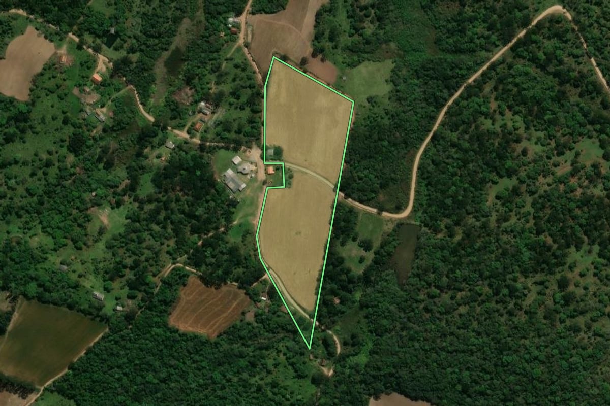 Imagem de satélite do imóvel rural em Prudentópolis (PR), com o contorno declarado no CAR desenhado por cima.