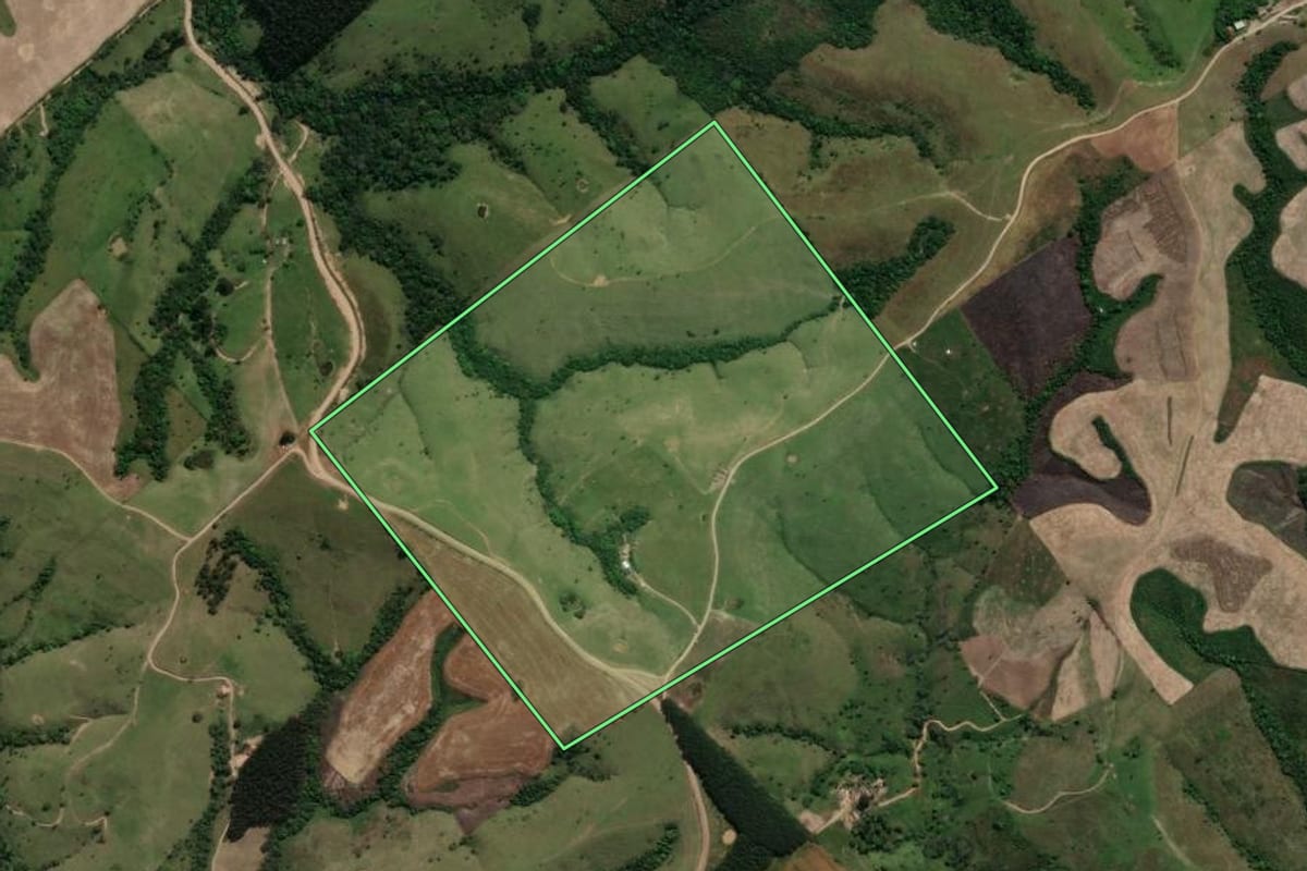 Imagem de satélite do imóvel rural em Prudentópolis (PR), com o contorno declarado no CAR desenhado por cima.