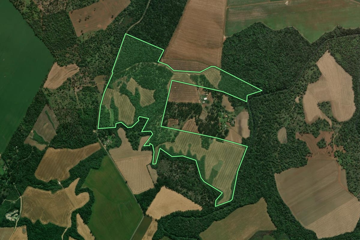 Imagem de satélite do imóvel rural em Prudentópolis (PR), com o contorno declarado no CAR desenhado por cima.