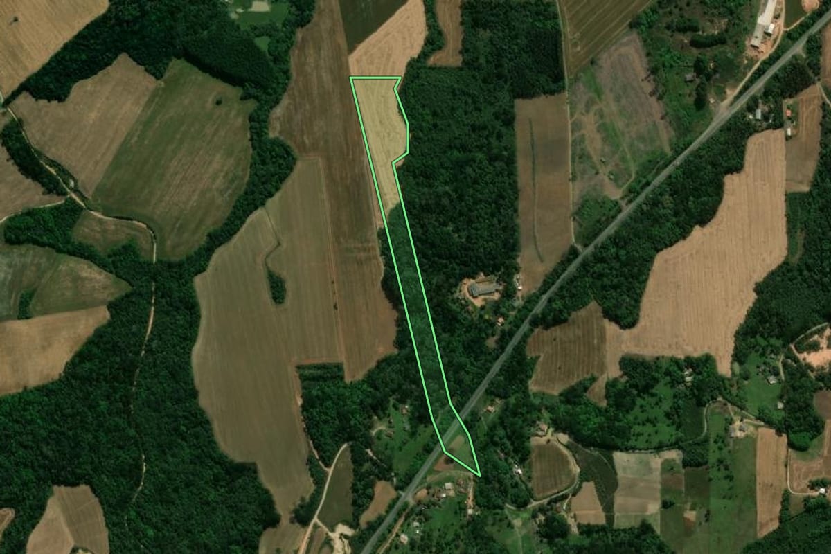 Imagem de satélite do imóvel rural em Prudentópolis (PR), com o contorno declarado no CAR desenhado por cima.