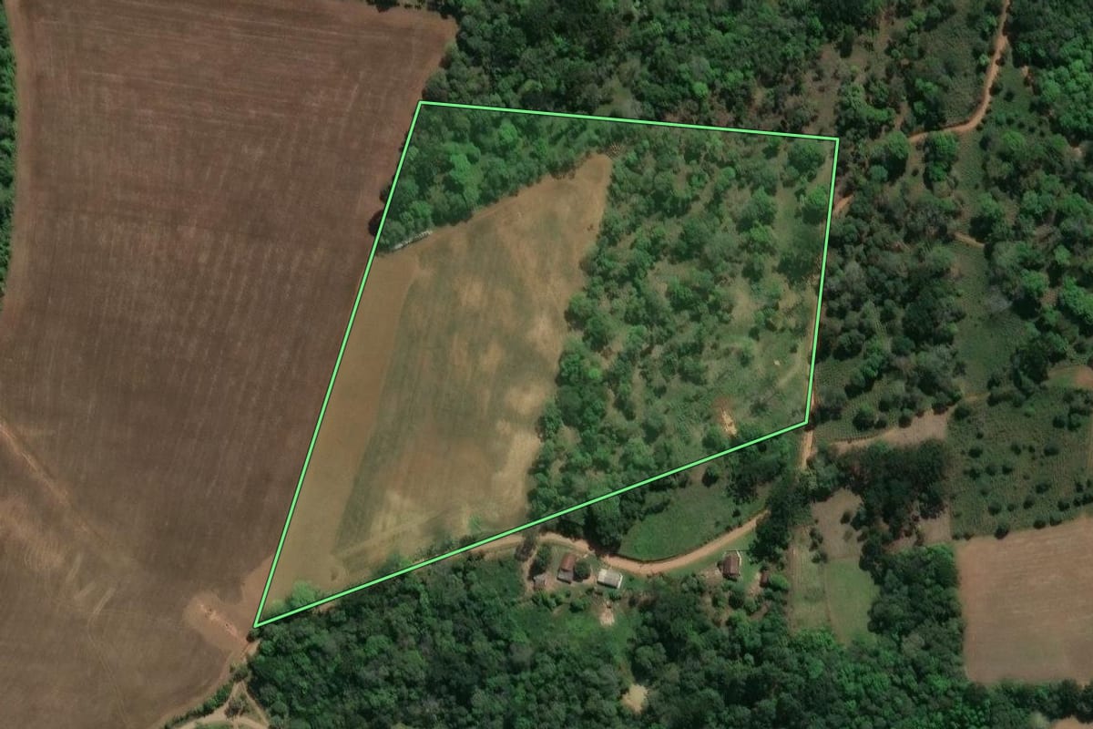 Imagem de satélite do imóvel rural em Prudentópolis (PR), com o contorno declarado no CAR desenhado por cima.