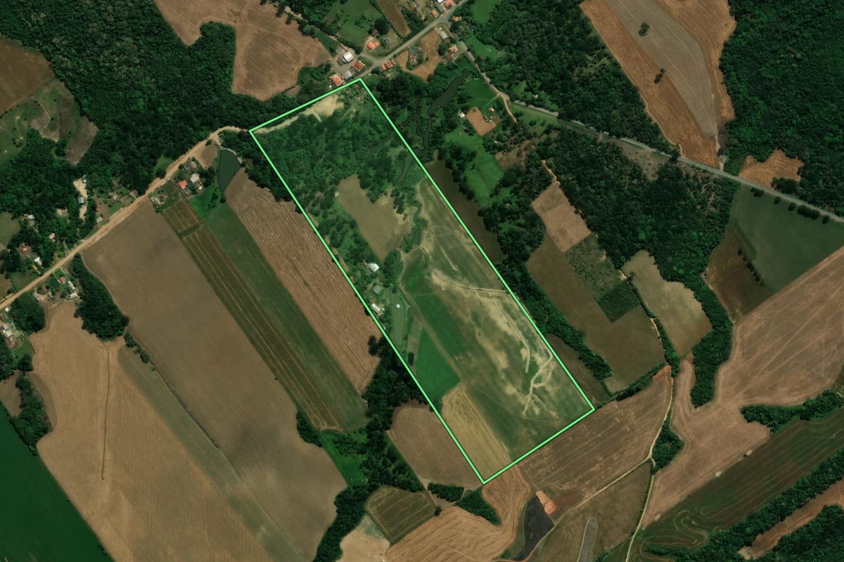 Imagem de satélite do imóvel rural em Prudentópolis (PR), com o contorno declarado no CAR desenhado por cima.