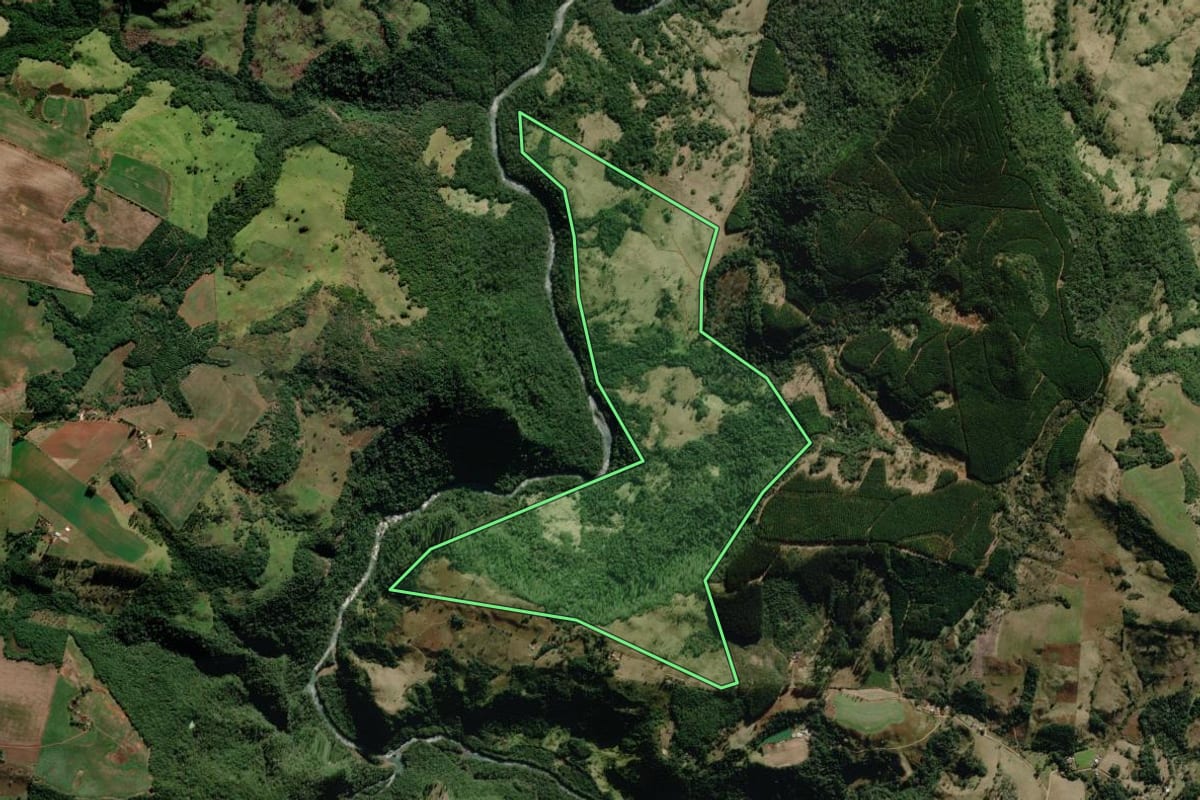 Imagem de satélite do imóvel rural em Prudentópolis (PR), com o contorno declarado no CAR desenhado por cima.