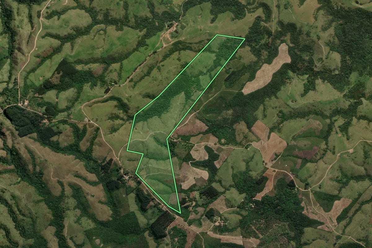 Imagem de satélite do imóvel rural em Prudentópolis (PR), com o contorno declarado no CAR desenhado por cima.