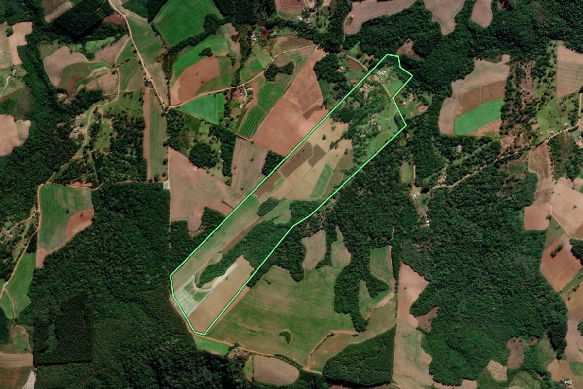 Imagem de satélite do imóvel rural em Prudentópolis (PR), com o contorno declarado no CAR desenhado por cima.