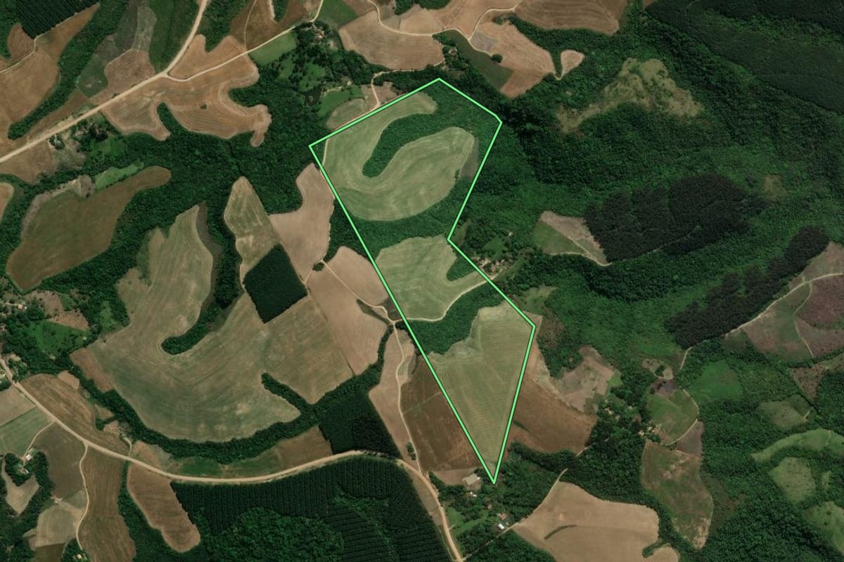 Imagem de satélite do imóvel rural em Prudentópolis (PR), com o contorno declarado no CAR desenhado por cima.
