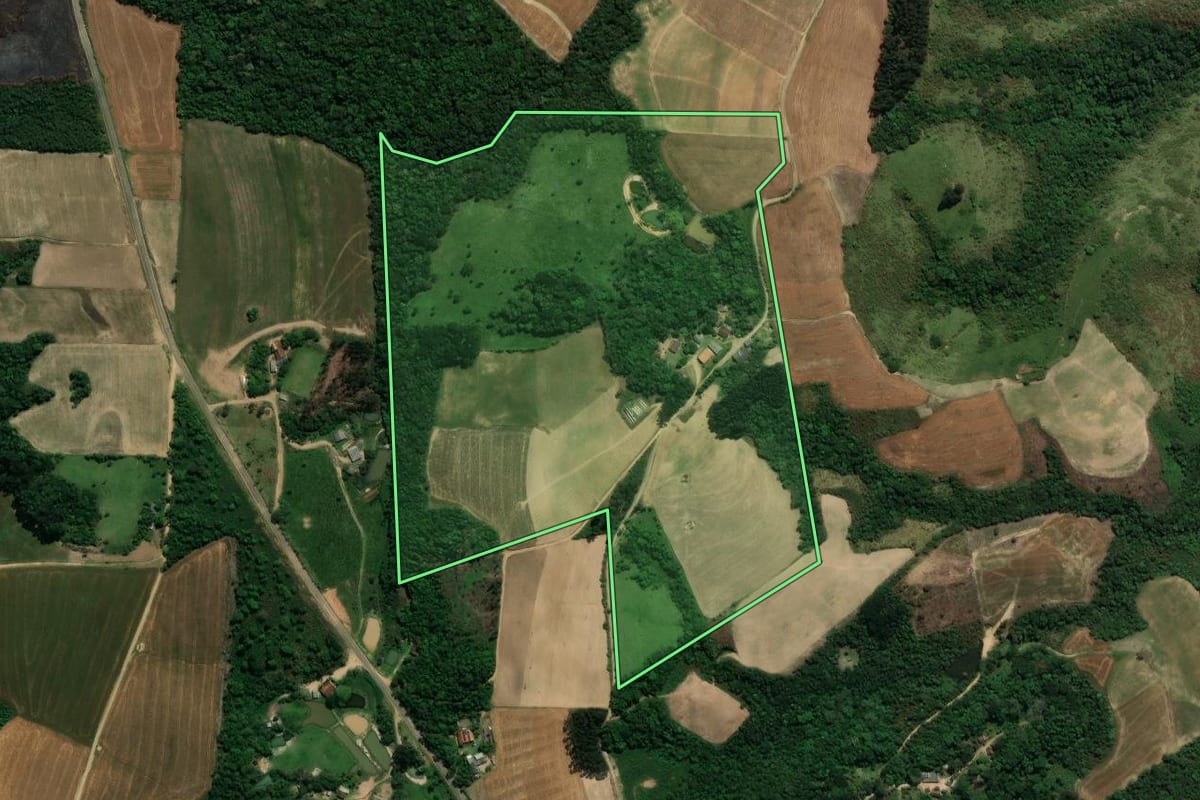Imagem de satélite do imóvel rural em Prudentópolis (PR), com o contorno declarado no CAR desenhado por cima.