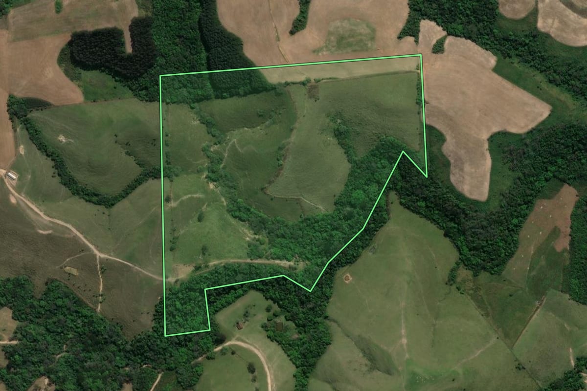 Imagem de satélite do imóvel rural em Prudentópolis (PR), com o contorno declarado no CAR desenhado por cima.