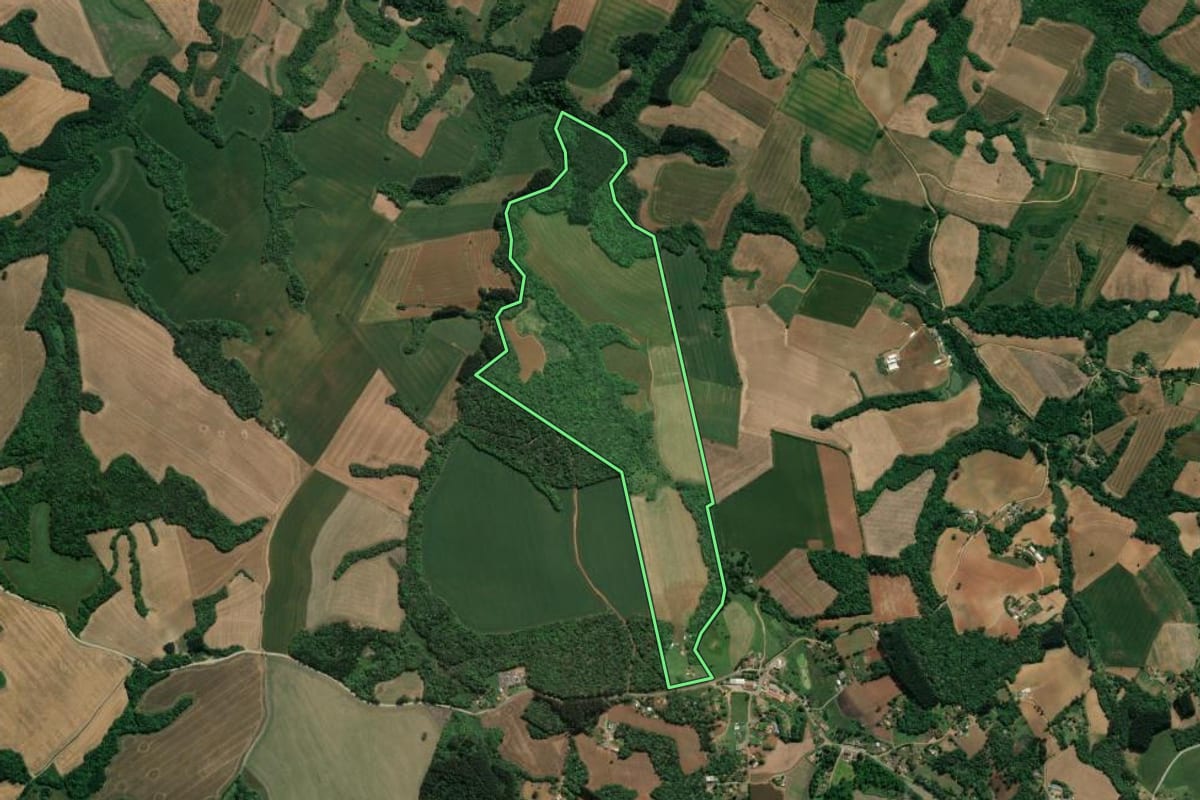 Imagem de satélite do imóvel rural em Prudentópolis (PR), com o contorno declarado no CAR desenhado por cima.