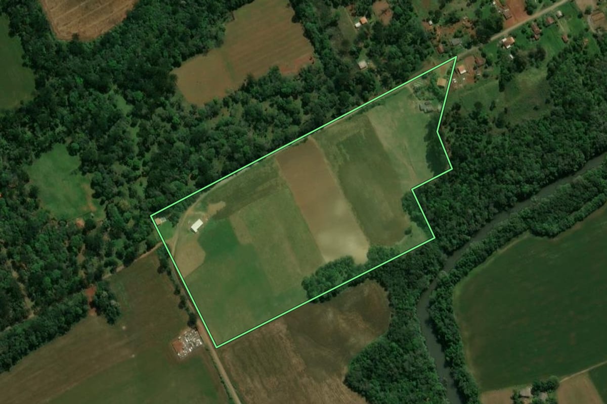 Imagem de satélite do imóvel rural em Prudentópolis (PR), com o contorno declarado no CAR desenhado por cima.