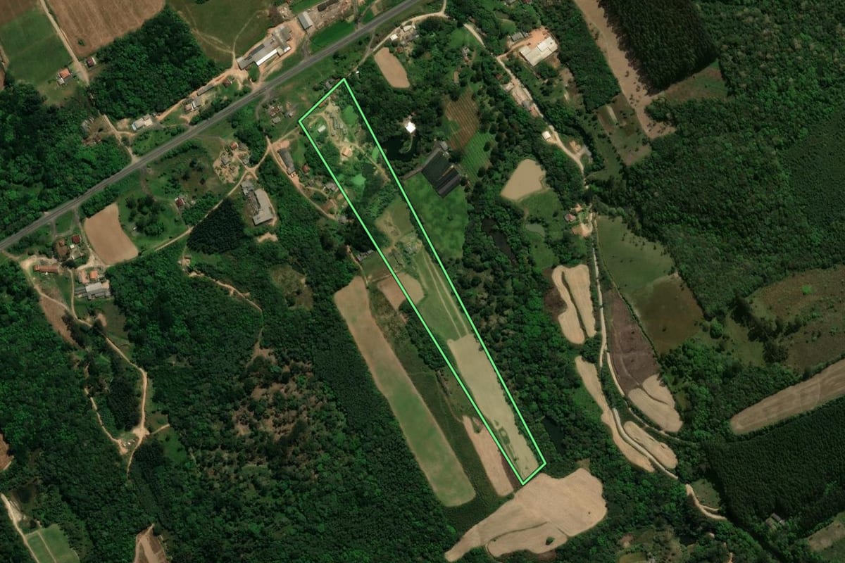 Imagem de satélite do imóvel rural em Prudentópolis (PR), com o contorno declarado no CAR desenhado por cima.