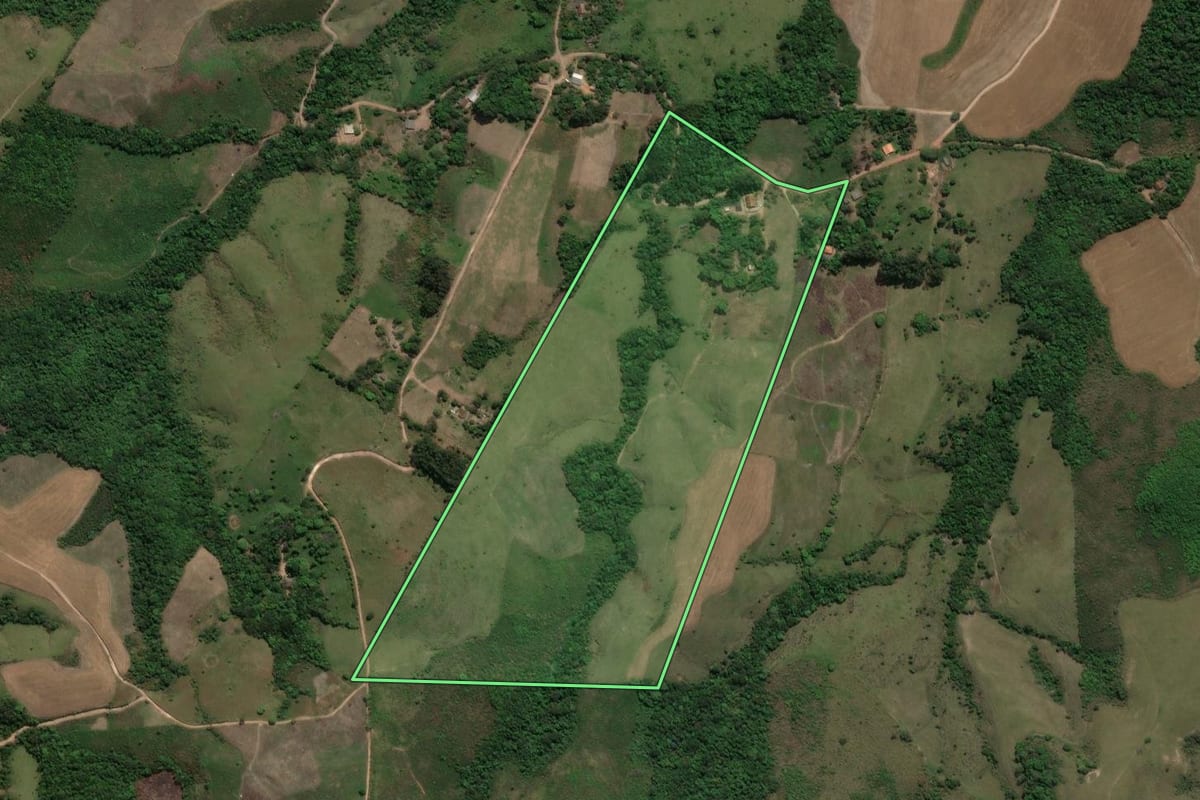 Imagem de satélite do imóvel rural em Prudentópolis (PR), com o contorno declarado no CAR desenhado por cima.