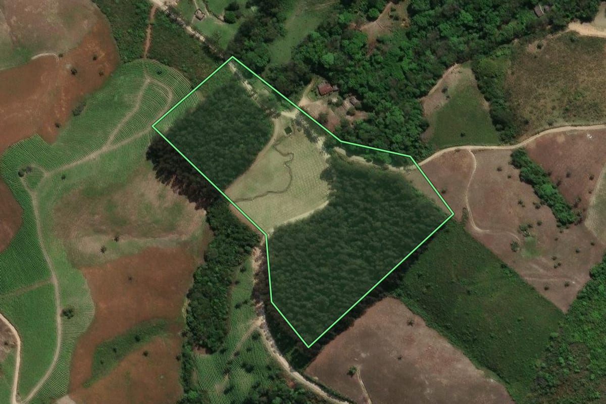 Imagem de satélite do imóvel rural em Prudentópolis (PR), com o contorno declarado no CAR desenhado por cima.