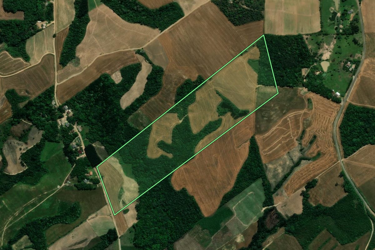 Imagem de satélite do imóvel rural em Prudentópolis (PR), com o contorno declarado no CAR desenhado por cima.