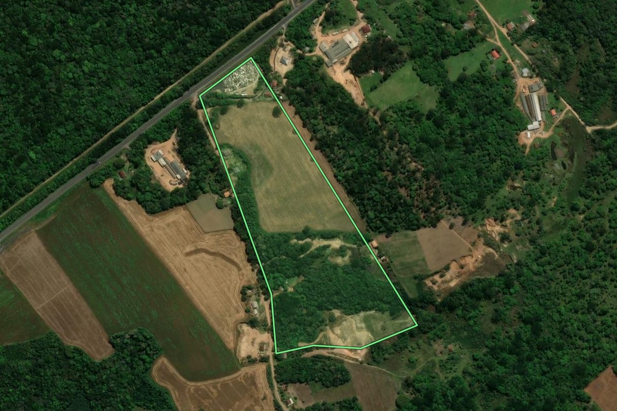 Imagem de satélite do imóvel rural em Prudentópolis (PR), com o contorno declarado no CAR desenhado por cima.