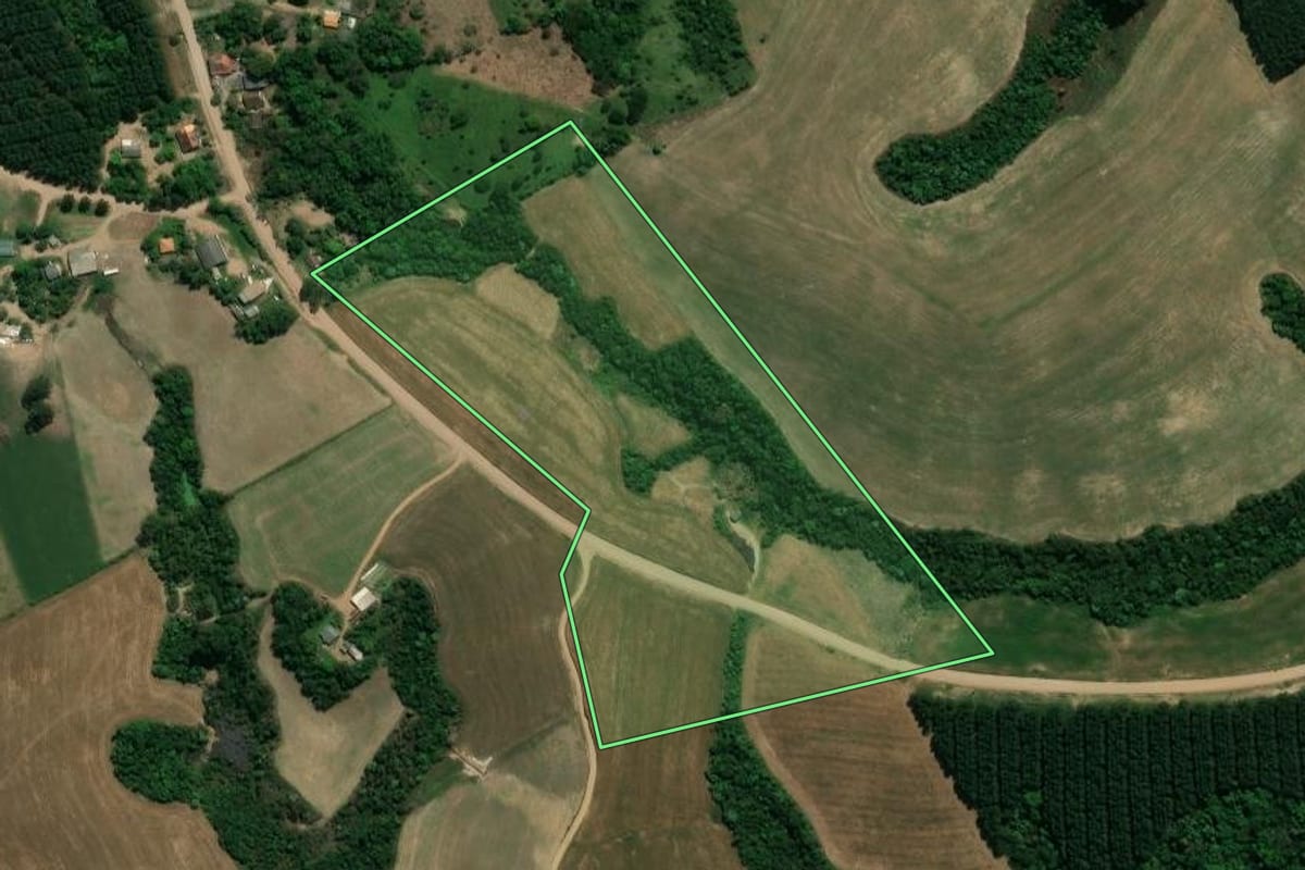Imagem de satélite do imóvel rural em Prudentópolis (PR), com o contorno declarado no CAR desenhado por cima.