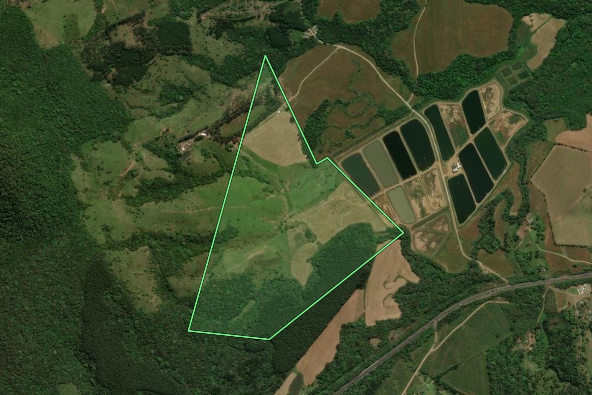 Imagem de satélite do imóvel rural em Prudentópolis (PR), com o contorno declarado no CAR desenhado por cima.