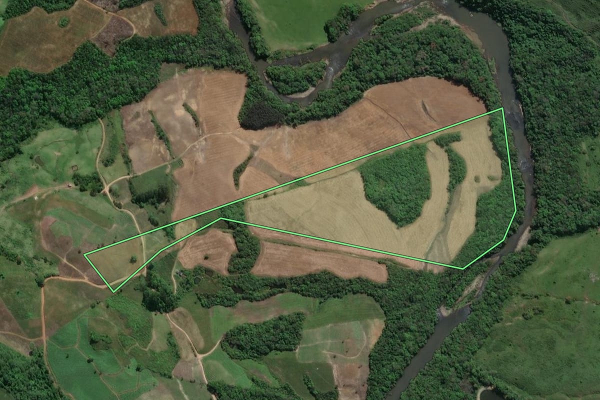 Imagem de satélite do imóvel rural em Prudentópolis (PR), com o contorno declarado no CAR desenhado por cima.