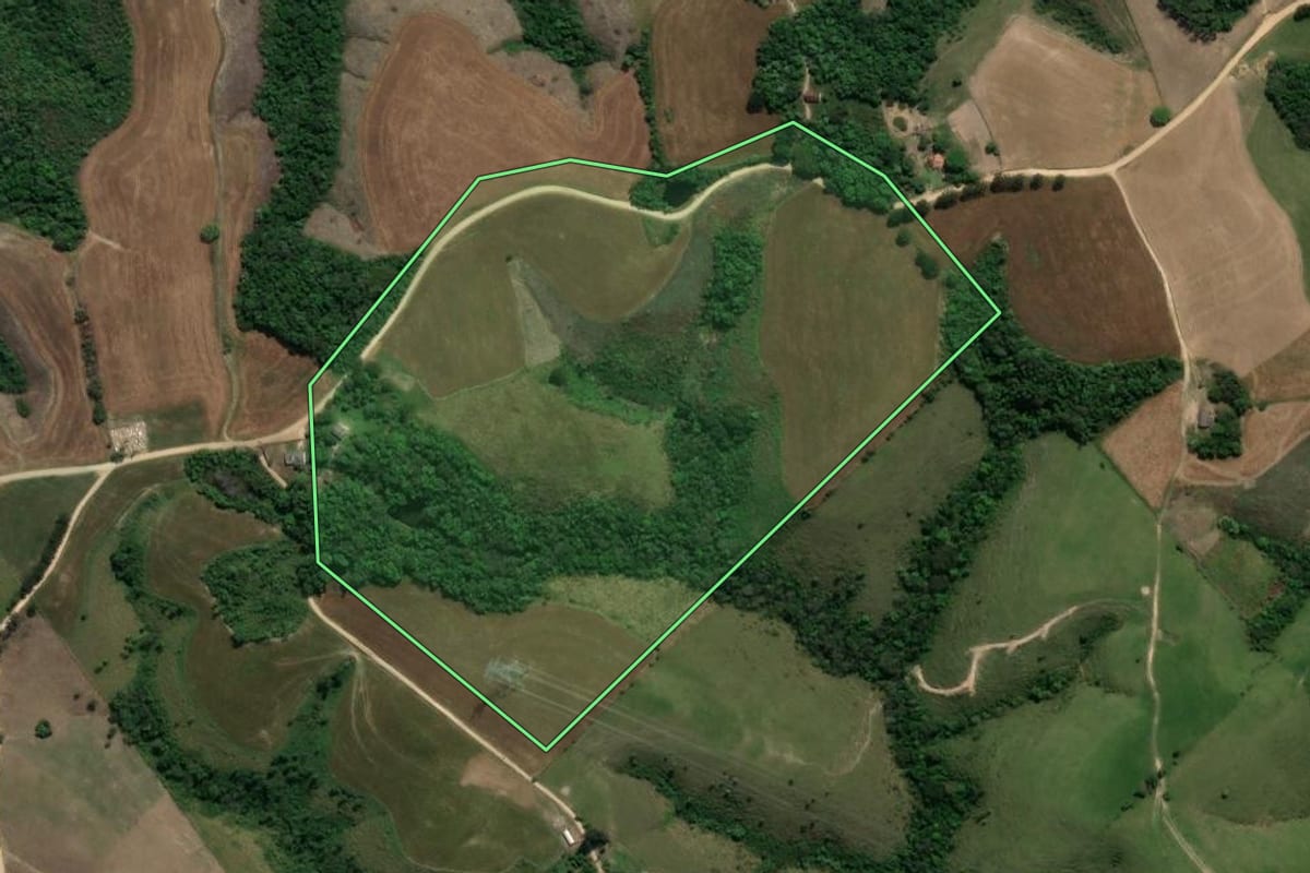 Imagem de satélite do imóvel rural em Prudentópolis (PR), com o contorno declarado no CAR desenhado por cima.