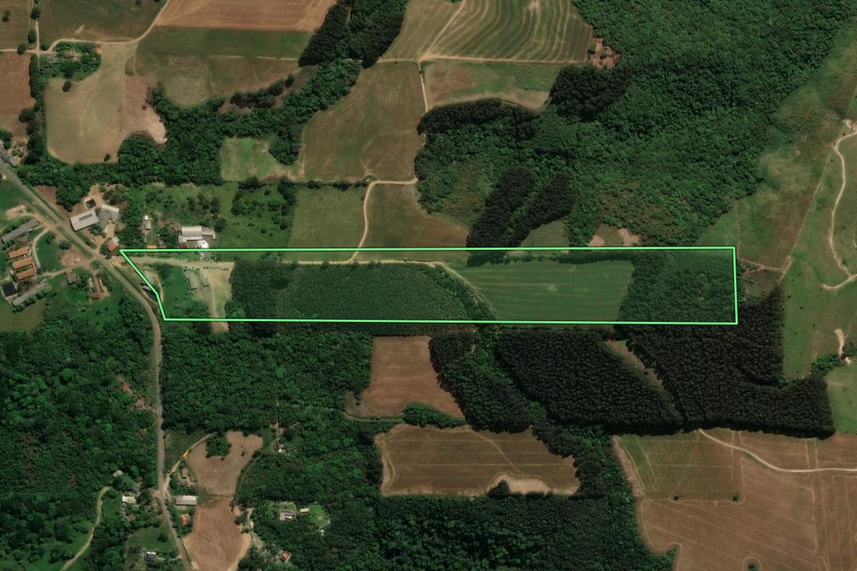 Imagem de satélite do imóvel rural em Prudentópolis (PR), com o contorno declarado no CAR desenhado por cima.