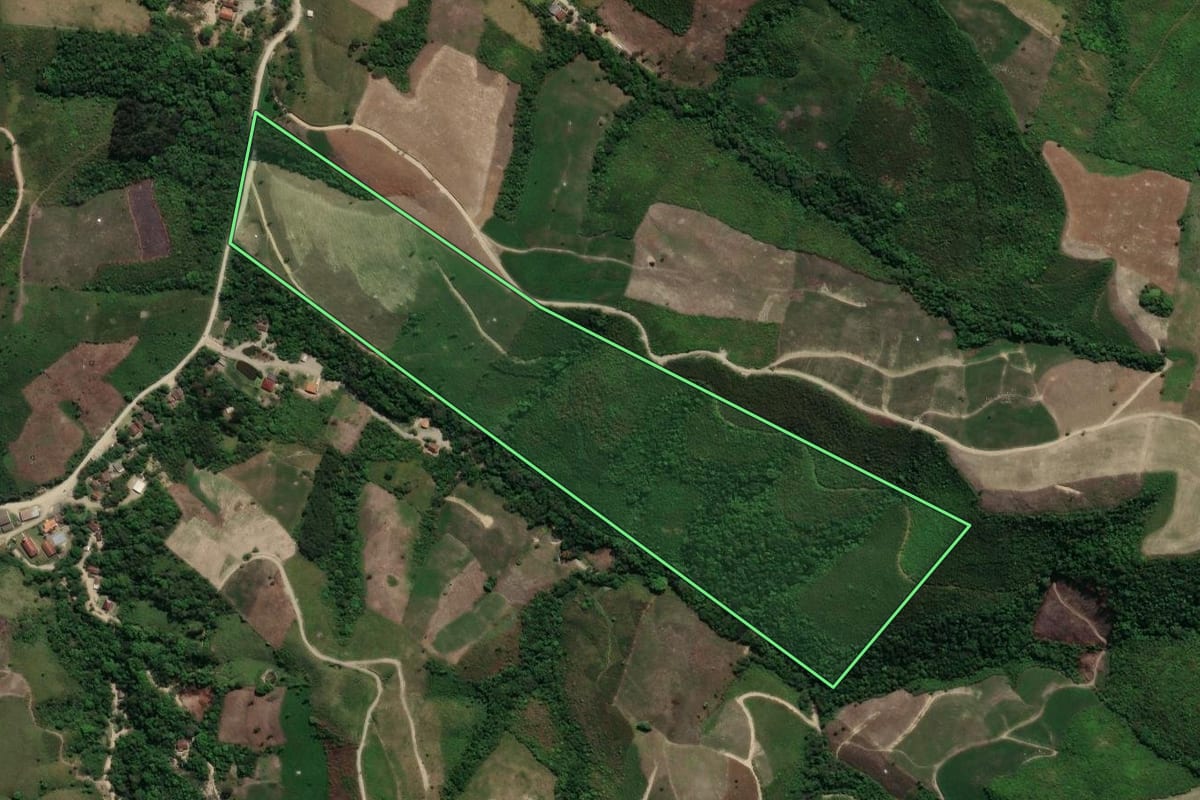Imagem de satélite do imóvel rural em Prudentópolis (PR), com o contorno declarado no CAR desenhado por cima.