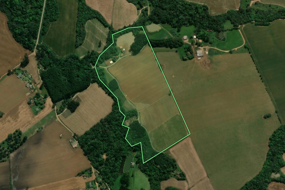 Imagem de satélite do imóvel rural em Prudentópolis (PR), com o contorno declarado no CAR desenhado por cima.