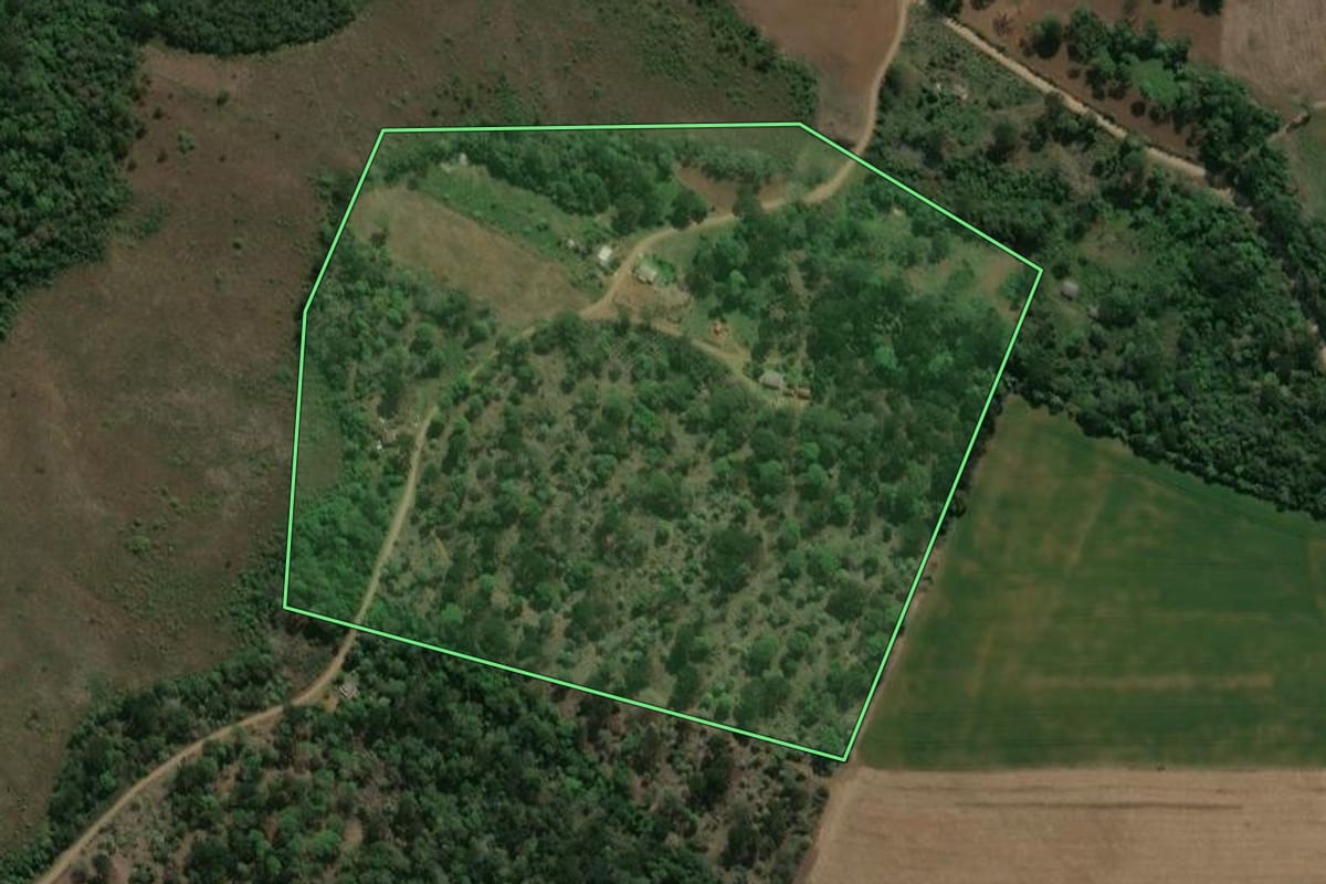 Imagem de satélite do imóvel rural em Prudentópolis (PR), com o contorno declarado no CAR desenhado por cima.