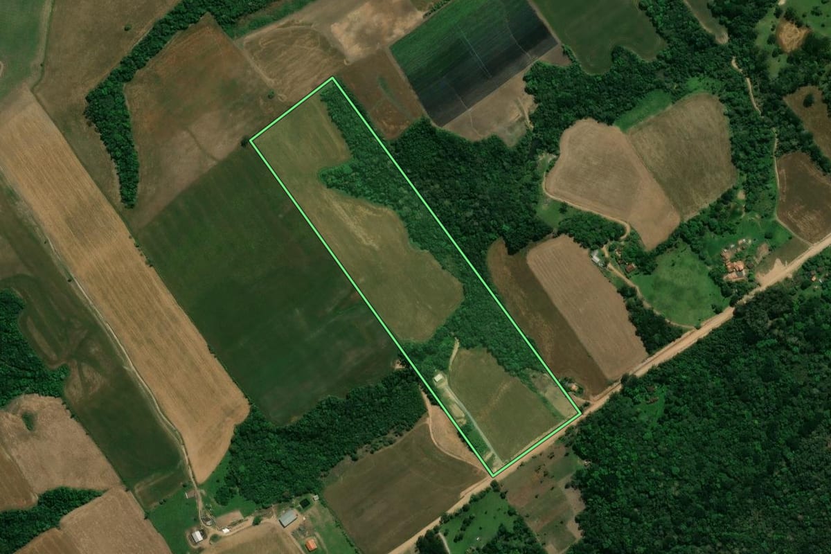 Imagem de satélite do imóvel rural em Prudentópolis (PR), com o contorno declarado no CAR desenhado por cima.