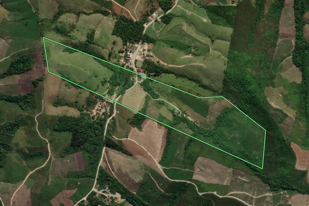 Imagem de satélite do imóvel rural em Prudentópolis (PR), com o contorno declarado no CAR desenhado por cima.
