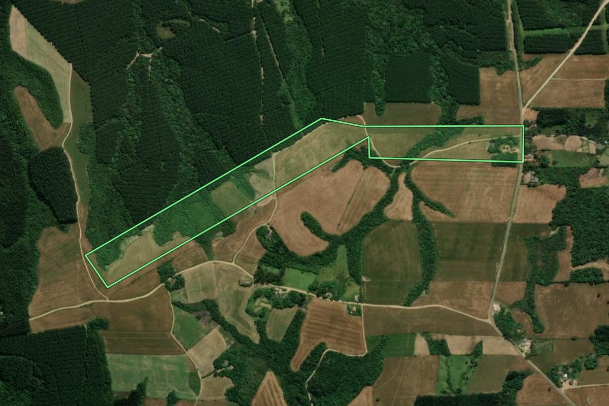 Imagem de satélite do imóvel rural em Prudentópolis (PR), com o contorno declarado no CAR desenhado por cima.