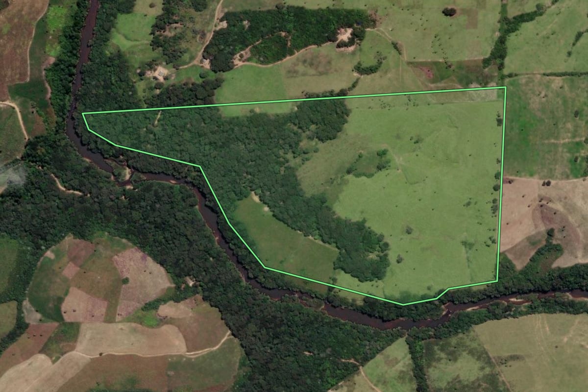 Imagem de satélite do imóvel rural em Prudentópolis (PR), com o contorno declarado no CAR desenhado por cima.