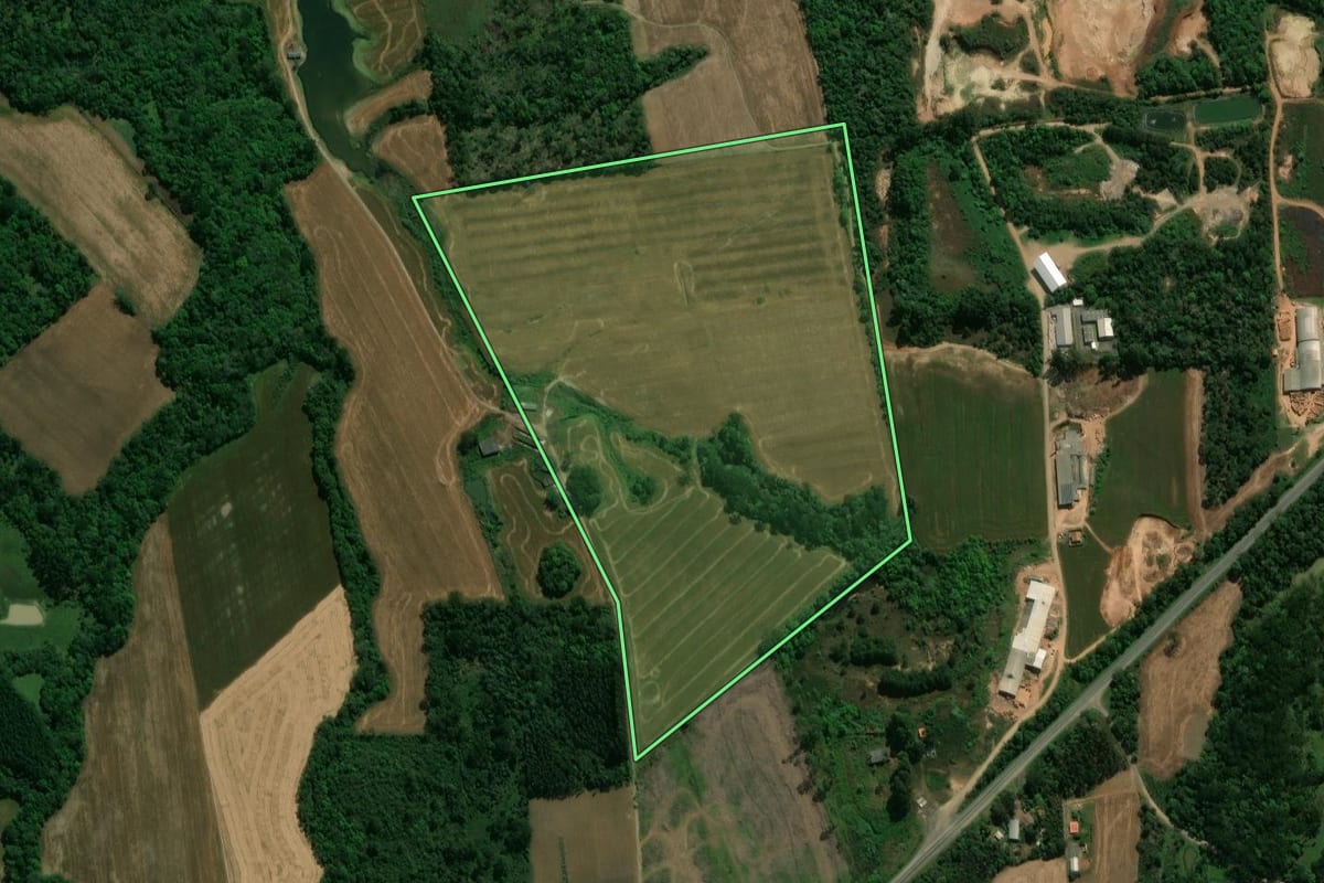 Imagem de satélite do imóvel rural em Prudentópolis (PR), com o contorno declarado no CAR desenhado por cima.