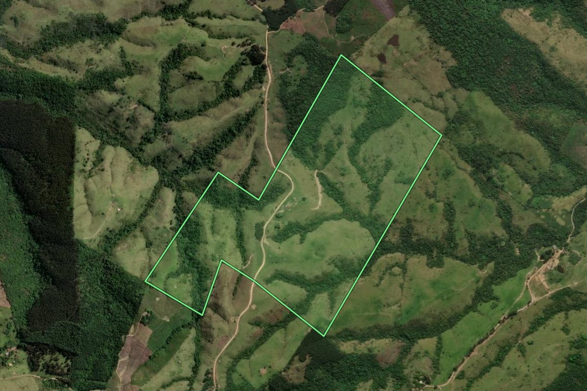 Imagem de satélite do imóvel rural em Prudentópolis (PR), com o contorno declarado no CAR desenhado por cima.