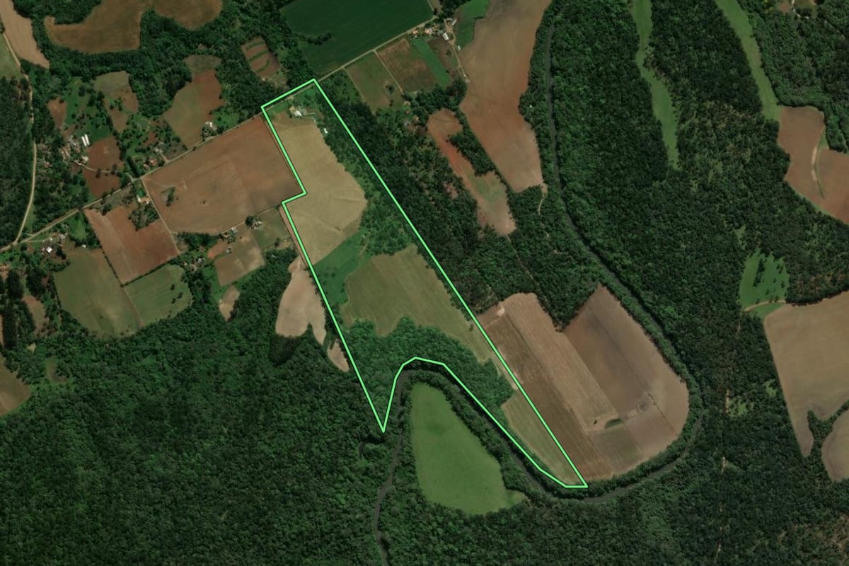 Imagem de satélite do imóvel rural em Prudentópolis (PR), com o contorno declarado no CAR desenhado por cima.