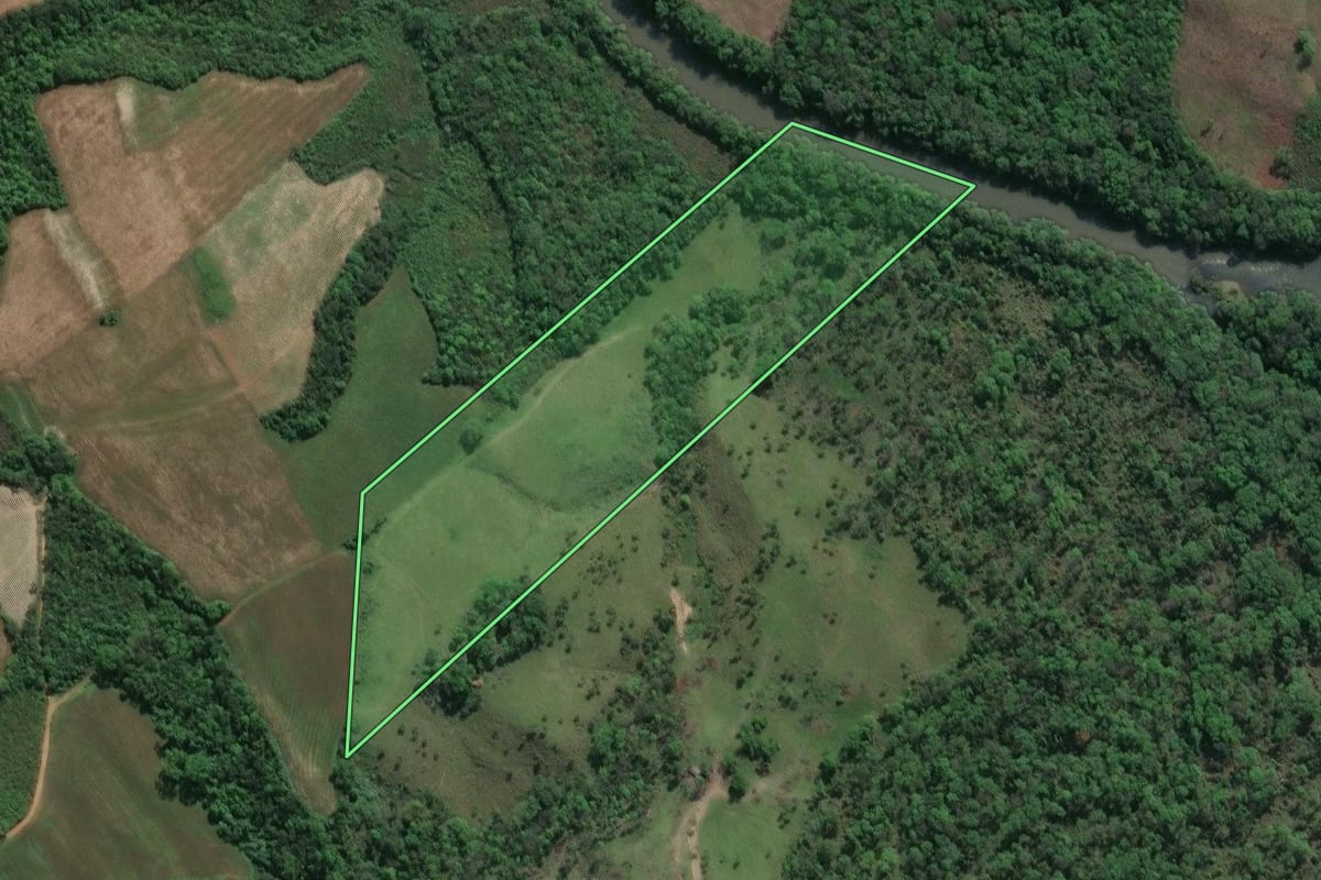Imagem de satélite do imóvel rural em Prudentópolis (PR), com o contorno declarado no CAR desenhado por cima.