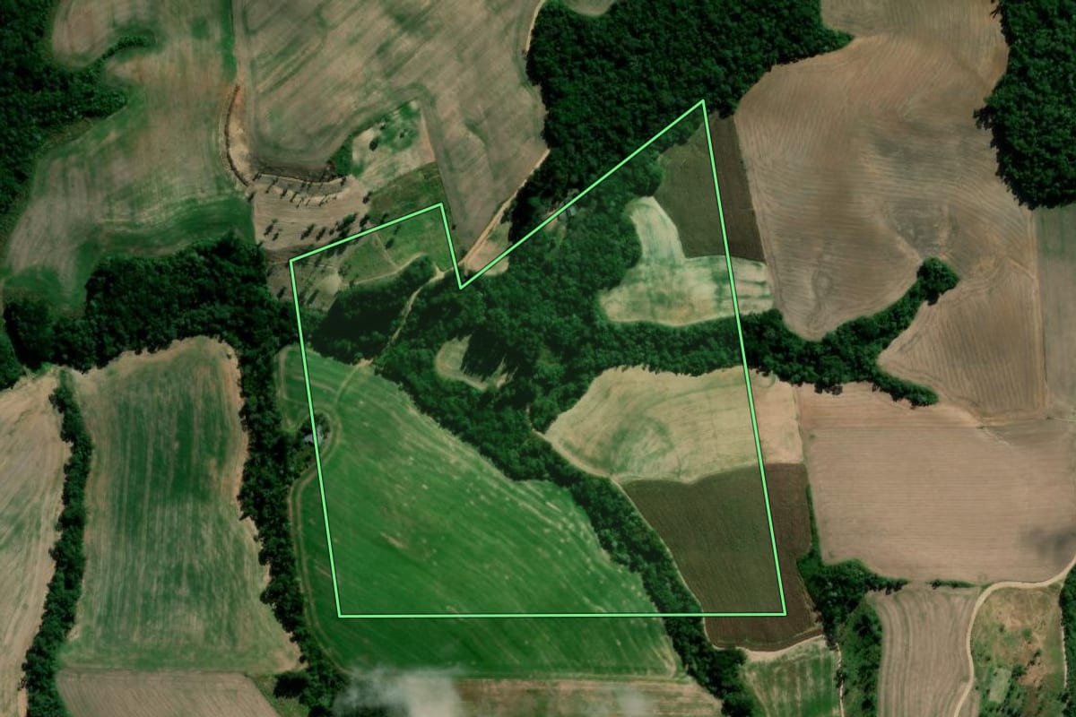 Imagem de satélite do imóvel rural em Prudentópolis (PR), com o contorno declarado no CAR desenhado por cima.