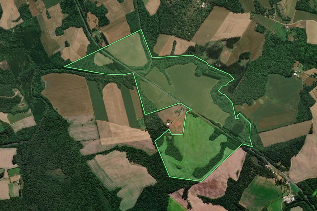 Imagem de satélite do imóvel rural em Prudentópolis (PR), com o contorno declarado no CAR desenhado por cima.